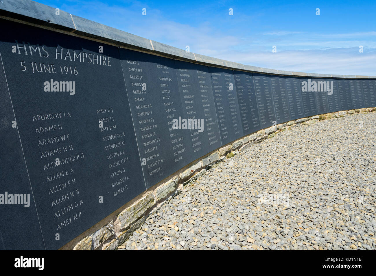 Il Memorial Wall (costruito 2016) a Kitchener Memorial su Marwick Testa, Orkney continentale, Scotland, Regno Unito. Foto Stock