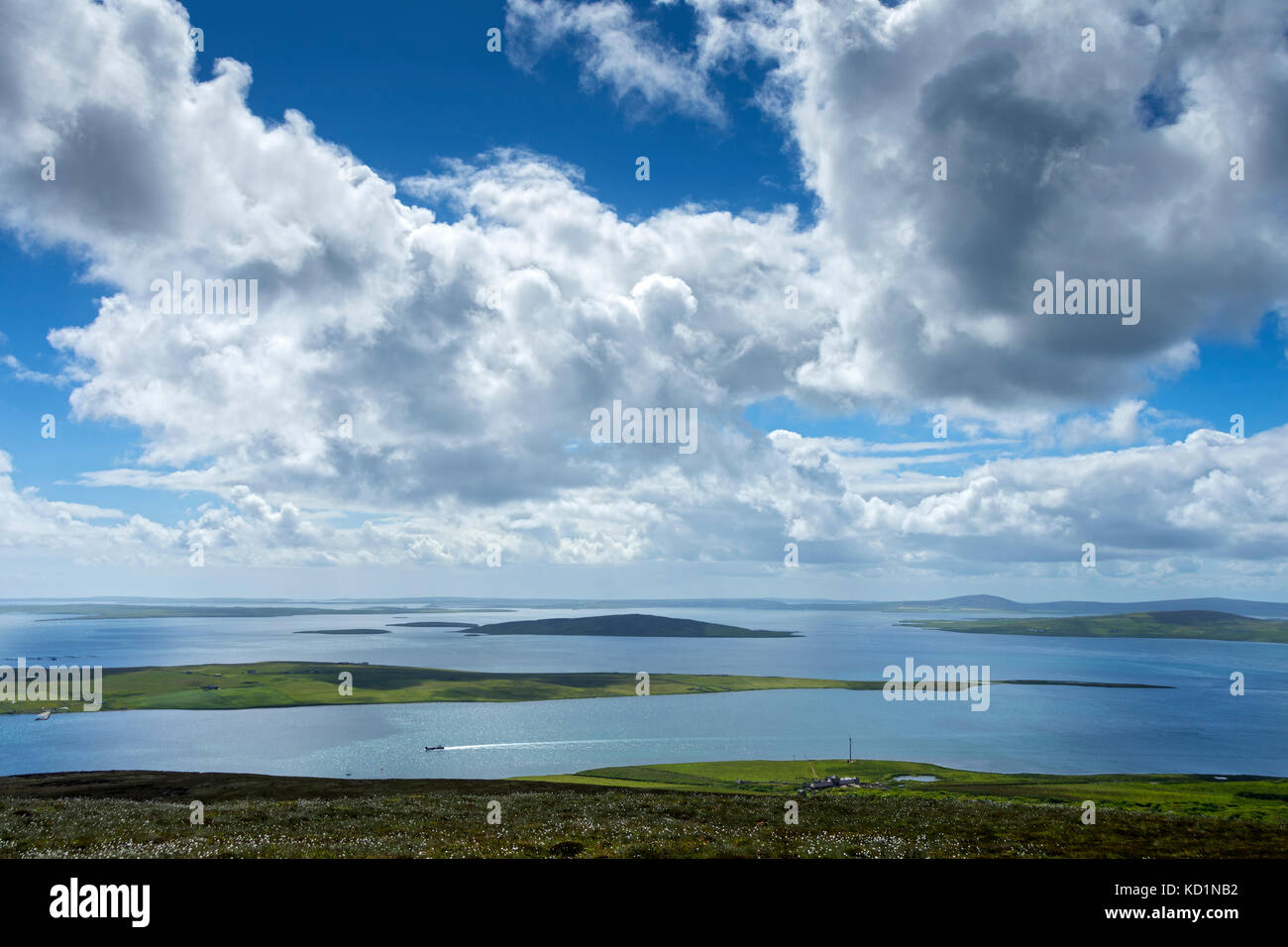 Le isole di Wyre, Gairsay e il lontano Shapinsay da Knitchen Hill, Rousay, Orkney Islands, Scozia, Regno Unito. Foto Stock