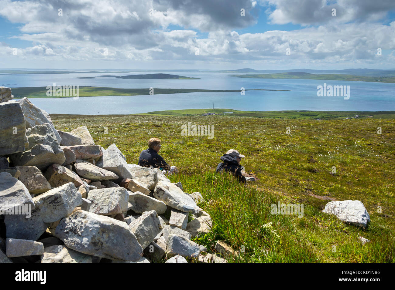 Le isole di Wyre, Gairsay e il lontano Shapinsay dalla cima di Knitchen Hill, Rousay, Orkney Islands, Scozia, Regno Unito. Foto Stock