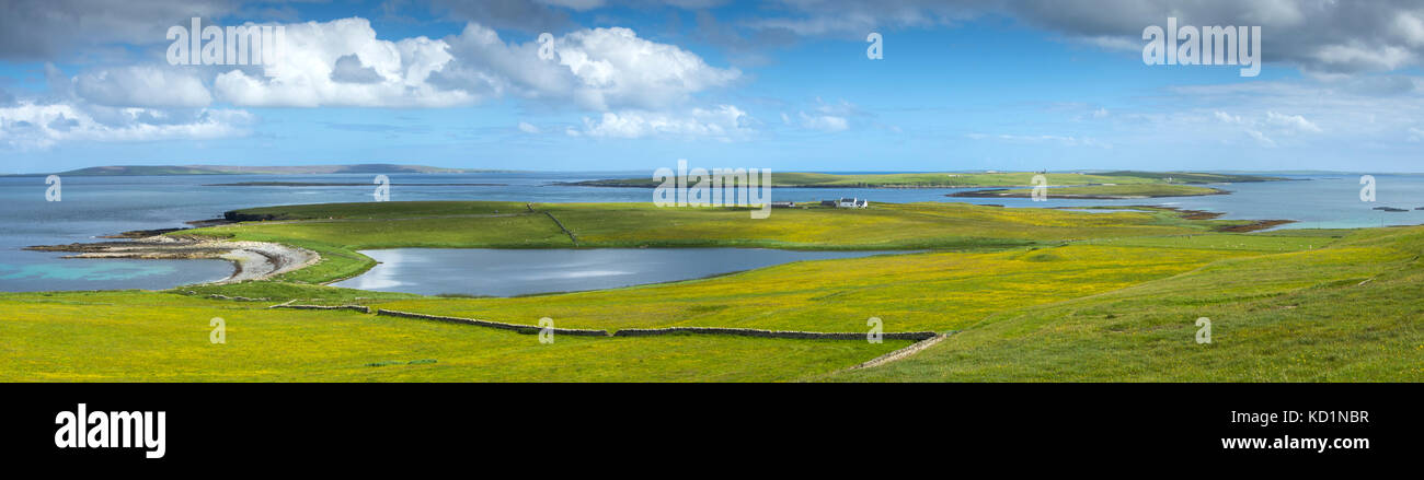 Il lago di Scockness e Faraclett fattoria, con le isole di Eday e Egilsay su Rousay Sound dietro, Rousay, Orkney Islands, Scozia, Regno Unito. Foto Stock