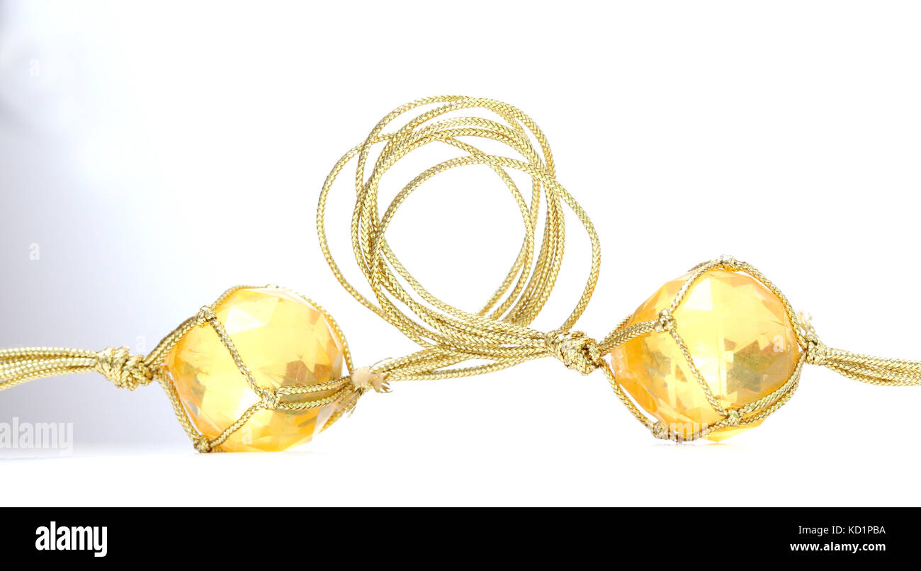 Immagine di una collana con plastica a buon mercato gemme con dorata corda Foto Stock