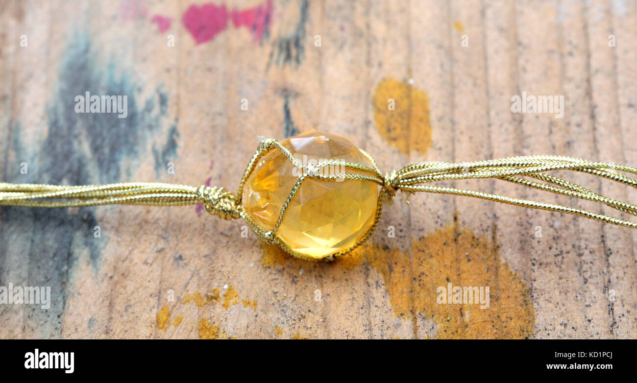 Immagine di una collana con plastica a buon mercato gemme con dorata corda Foto Stock