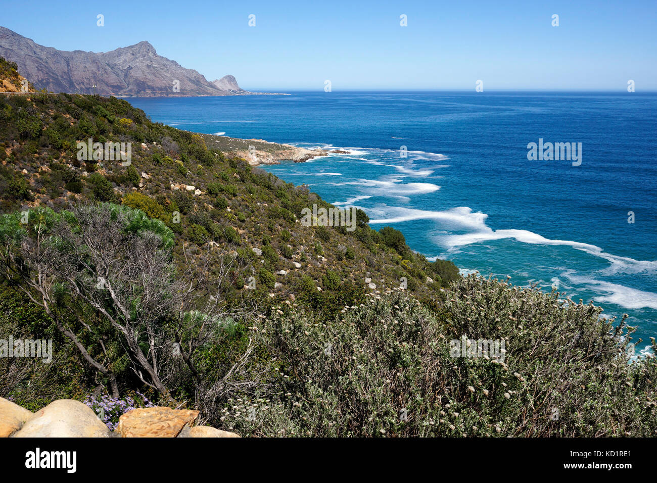 Vista panoramica da Clarence Drive (R44) lungo la Baia di False costiera tra Rooi-Els e la città navale di Gordons Bay, Sud Africa. Foto Stock