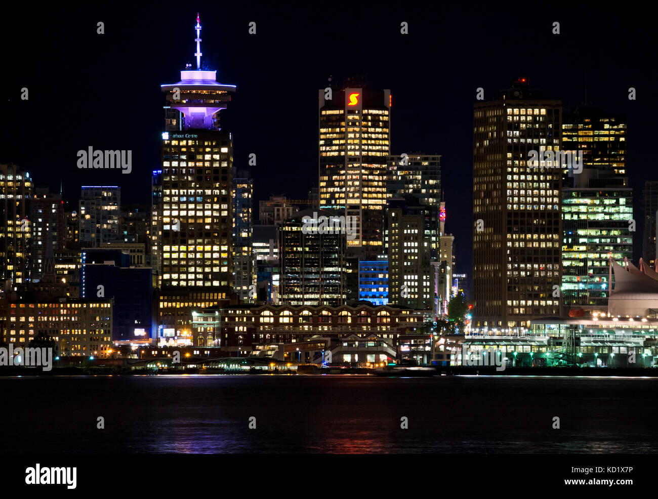 Vancouver Canada skyline sul lungomare di notte. Centro del porto e edifici cittadini di notte. Vancouver BC Canada Foto Stock