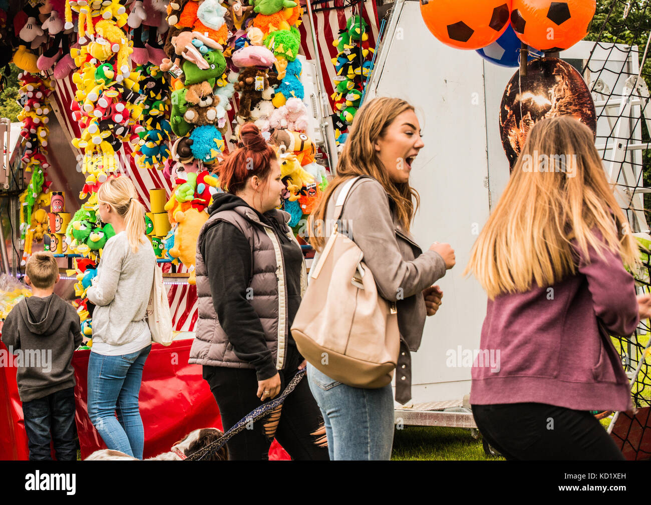 Donne caucasici gioia nel parco ray boswell Foto Stock