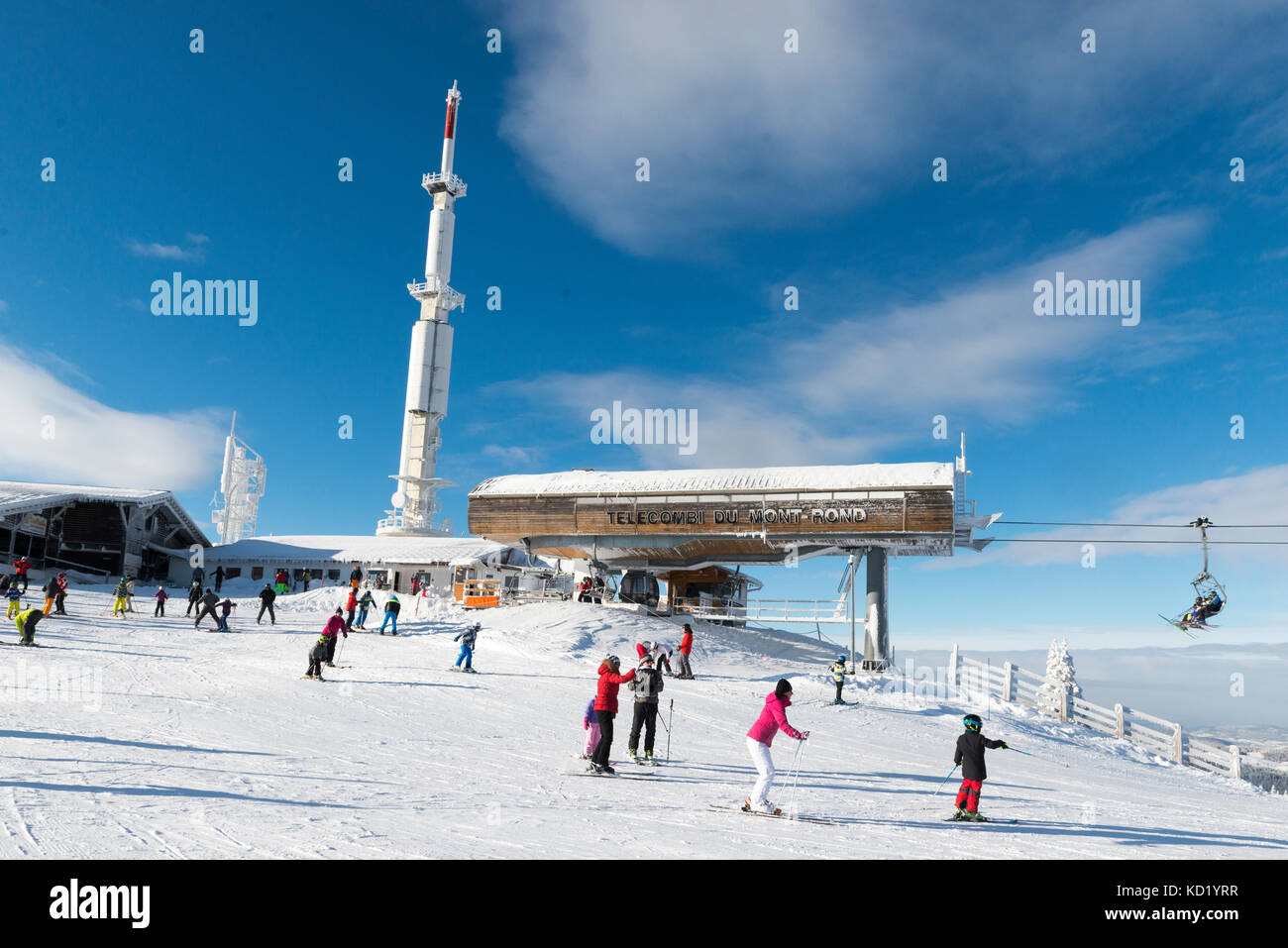 Gli sciatori utilizzando il telecombi du Mont-rond, Giura, Ain Rhône-Alpes, in Francia Foto Stock