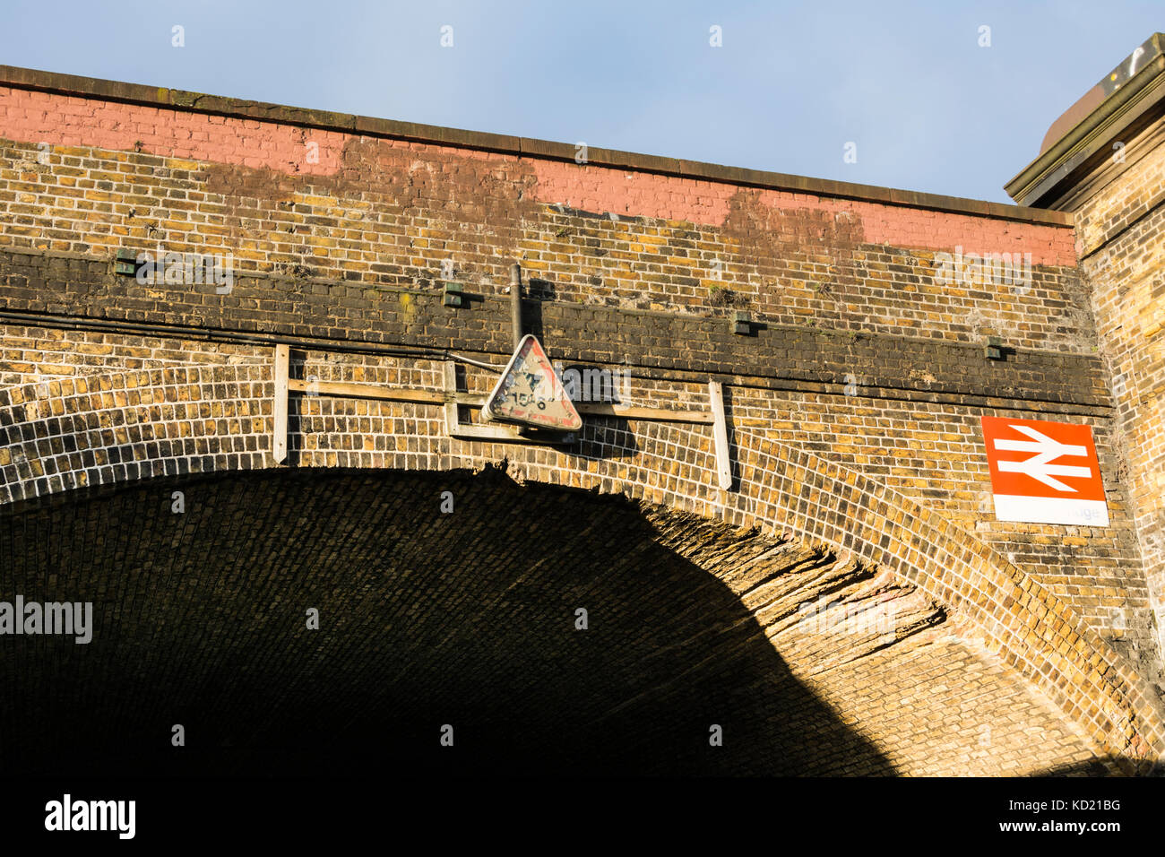 Ponte sciopero e danni a un ponte ferroviario di Barnes, SW London, Regno Unito Foto Stock