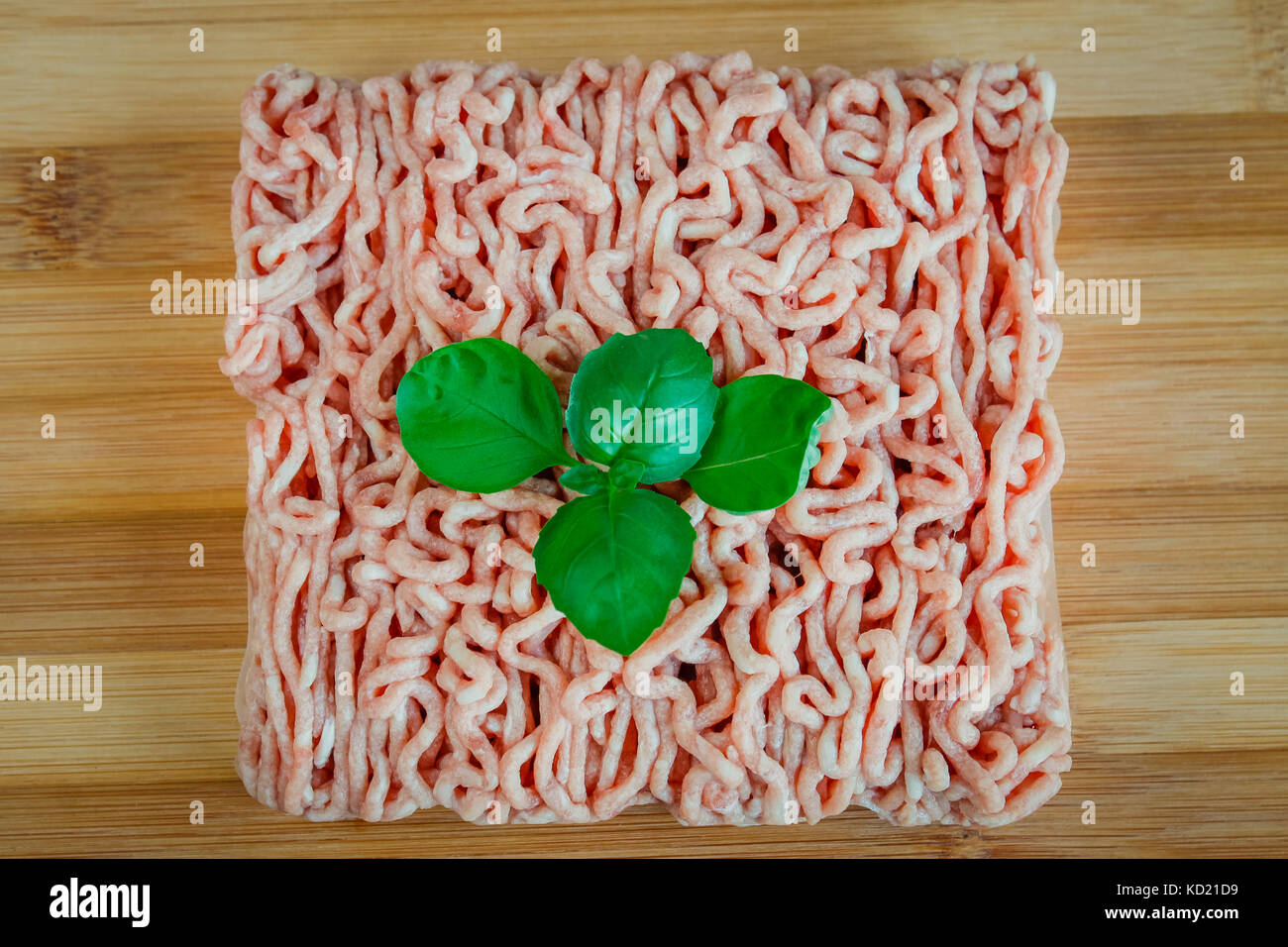 Carni macinate su uno sfondo di legno. Foto Stock