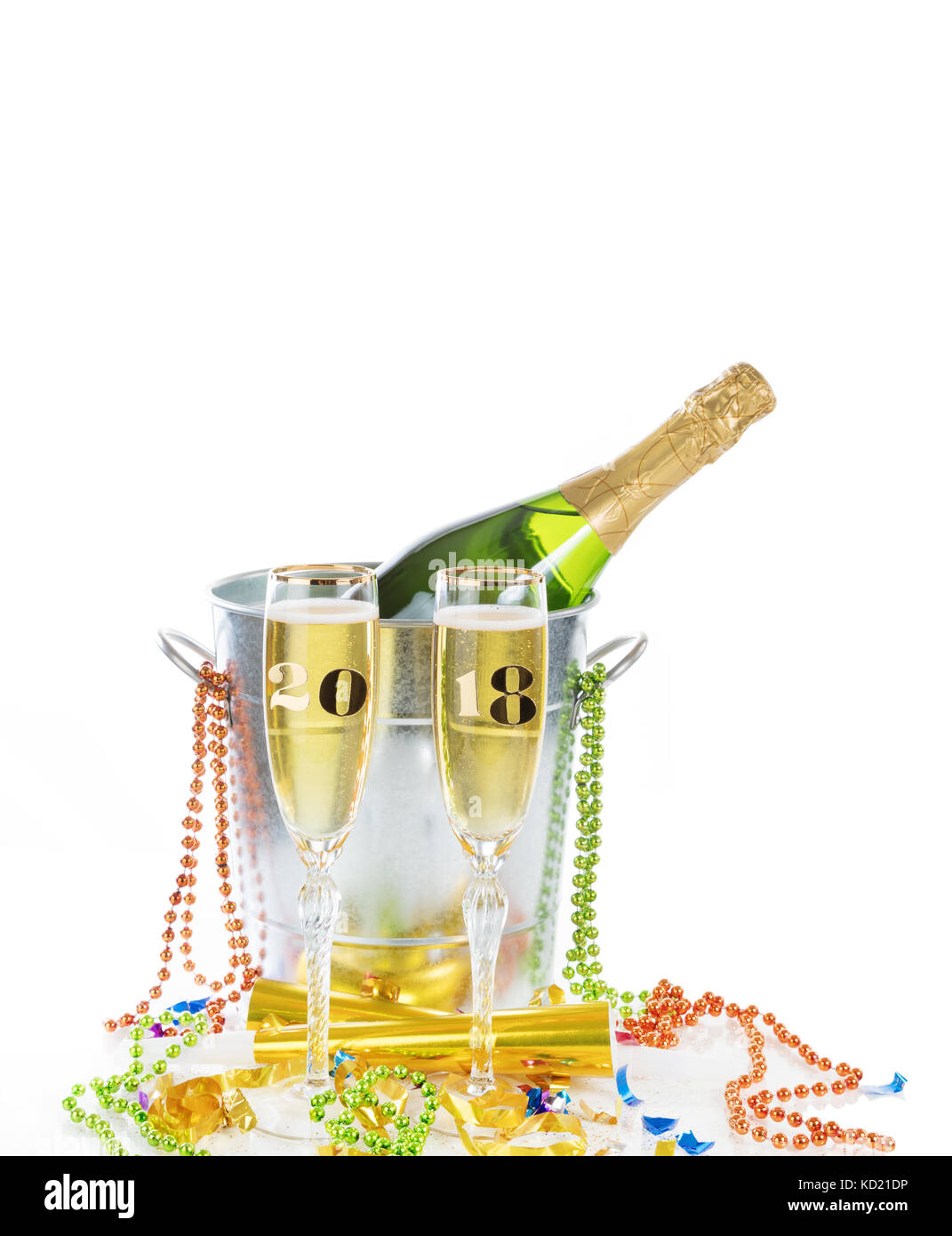 2018 Nuovo anno celebrazione per due con piena bicchieri da champagne con anno di numeri su di loro Foto Stock