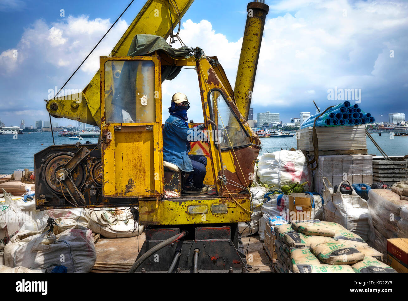 Marina porto di spedizione e del carico gru di carico e di un paranco. Pattaya Thailandia del sud-est asiatico Foto Stock