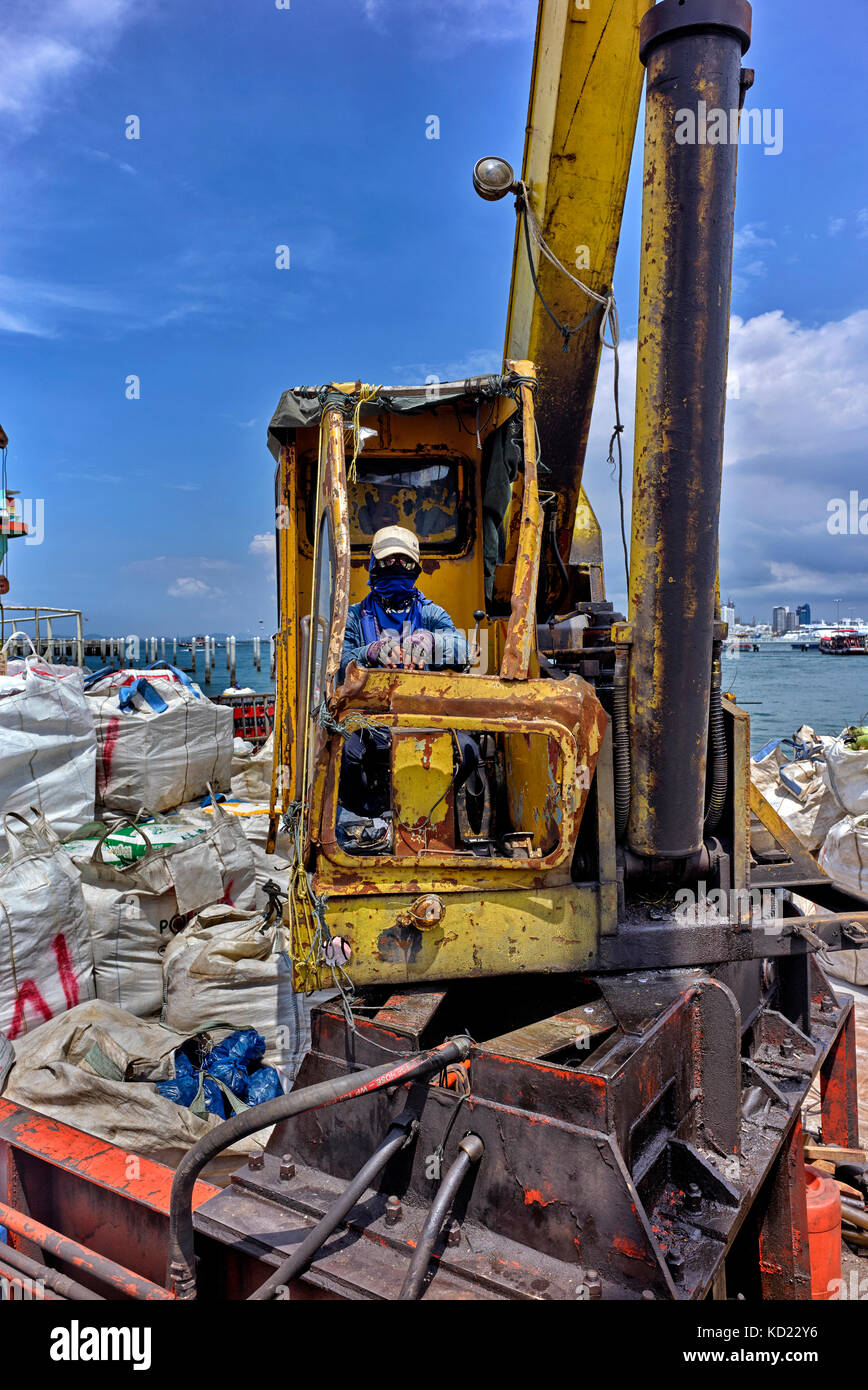 Marina porto di spedizione e del carico gru di carico e di un paranco. Pattaya Thailandia del sud-est asiatico. Il gruista. Gruista Foto Stock