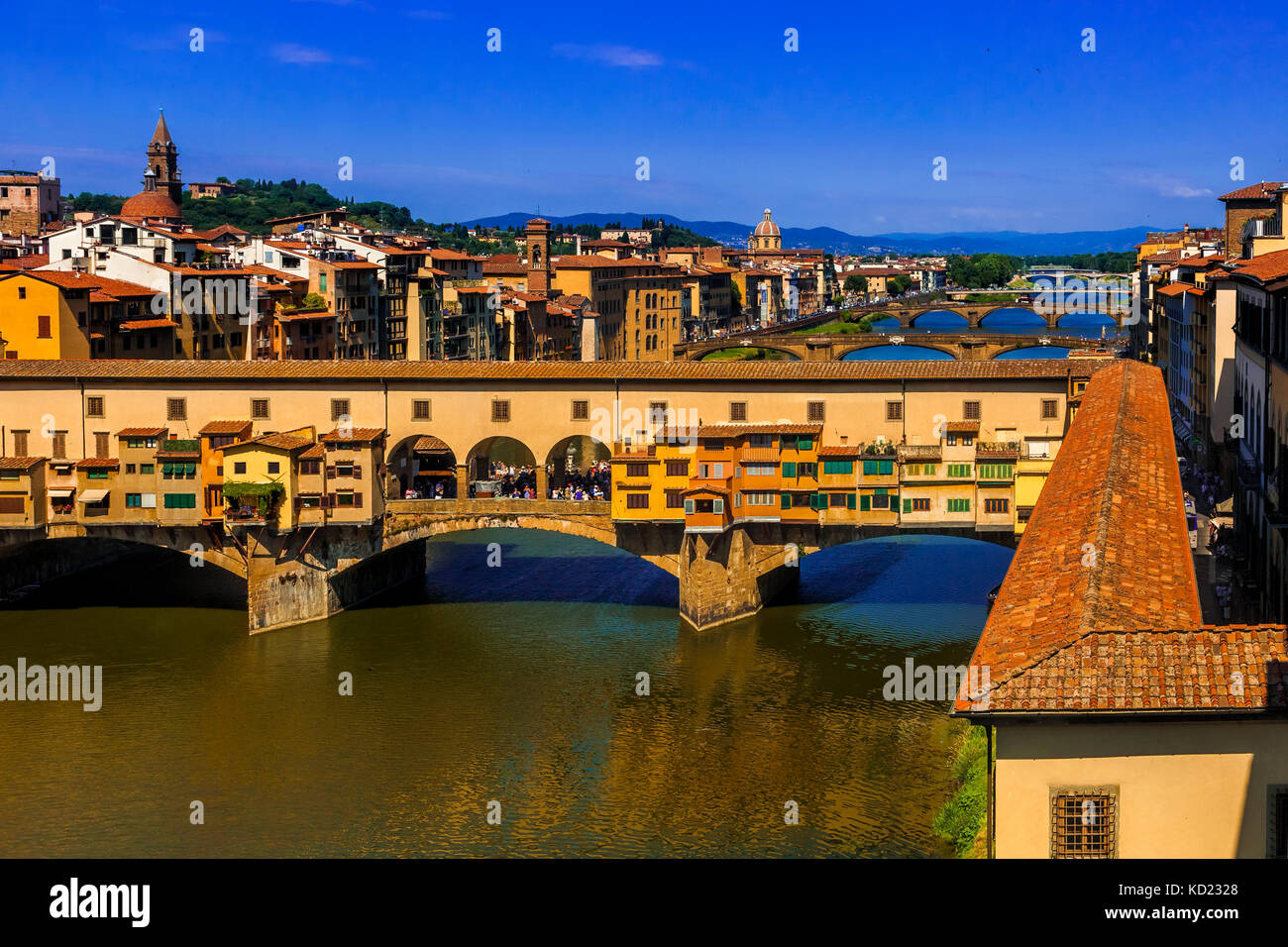 Firenze, Italia iconici il Ponte Vecchio visto dal museo degli Uffizi Foto Stock