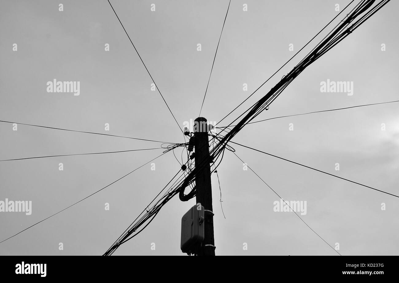 I fili elettrici e pali del telefono Foto Stock