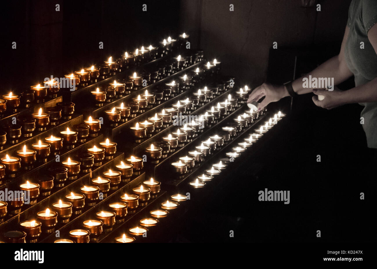 Candele in una chiesa, in memoria dei cari Foto Stock