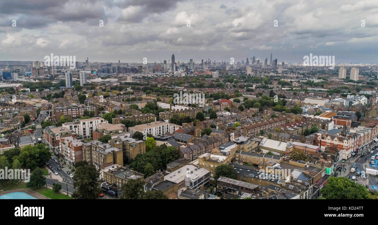 Antenna vista dolly di una zona residenziale villaggio vittoriano nel sud di Londra Foto Stock