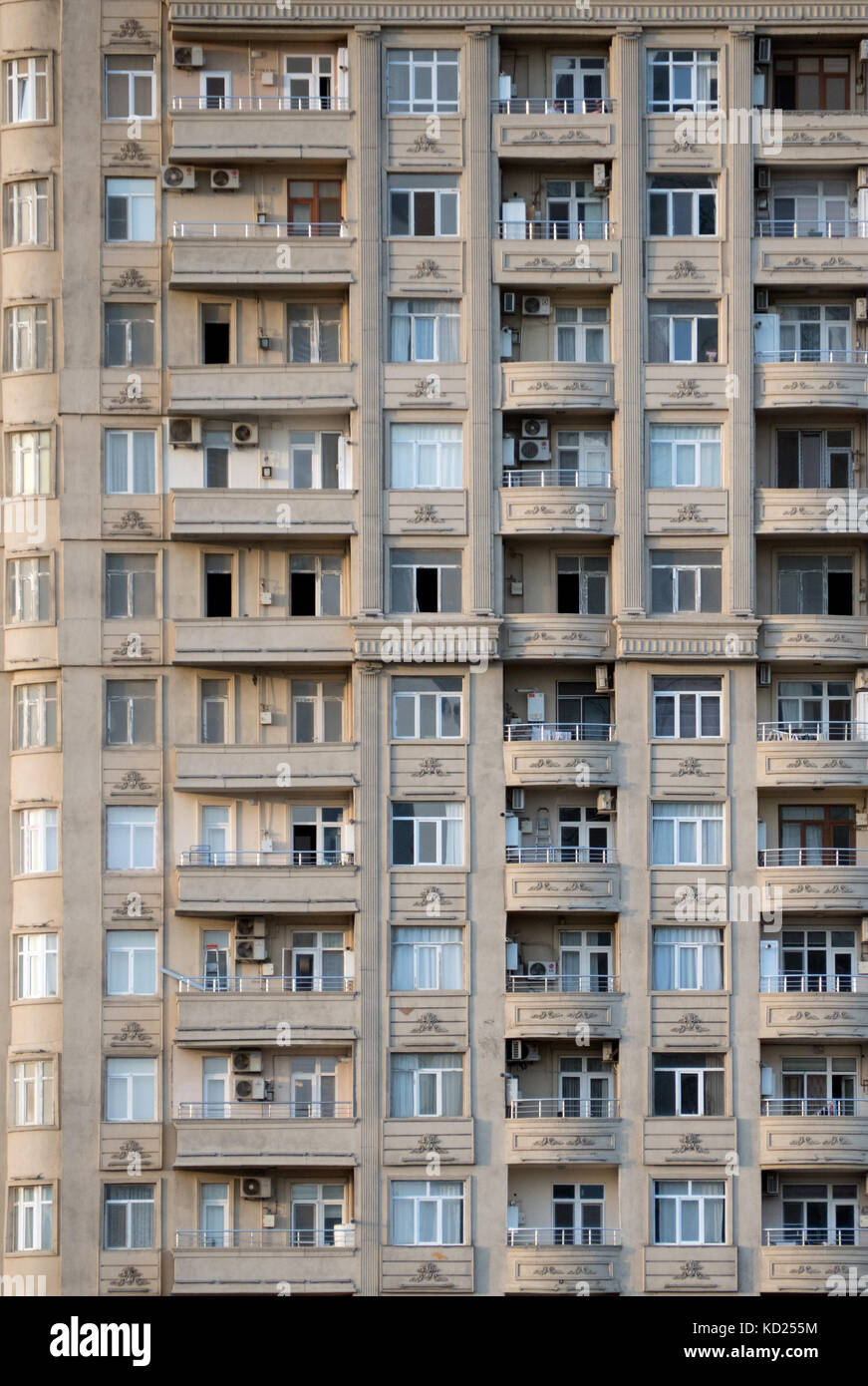Le finestre e i balconi pattern da un alto edificio nel centro di Baku Foto Stock
