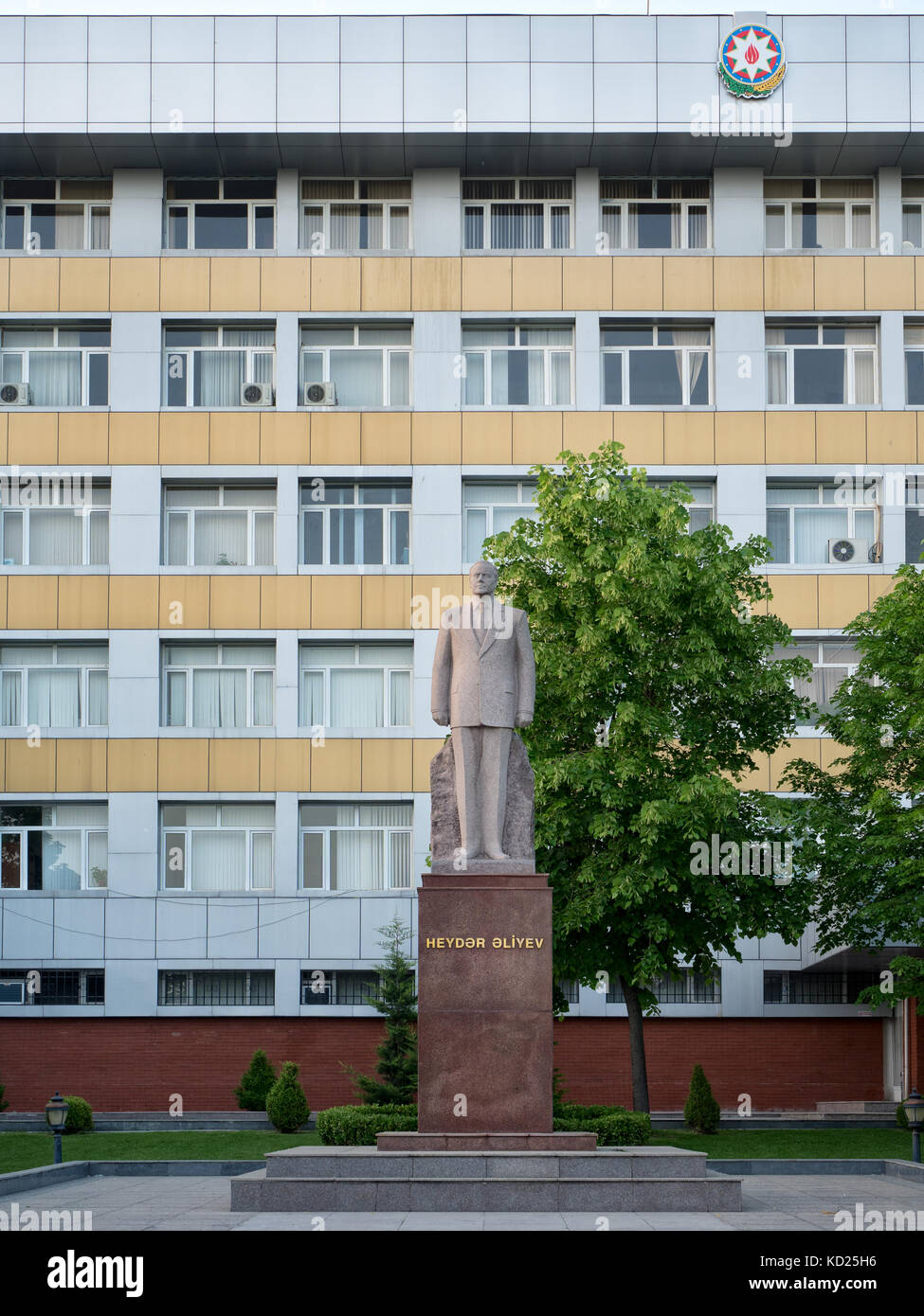 Statua di ex presidente Heydar Aliyev ha di fronte un edificio pubblico, architettura Socialista in sheki, AZERBAIGIAN Foto Stock