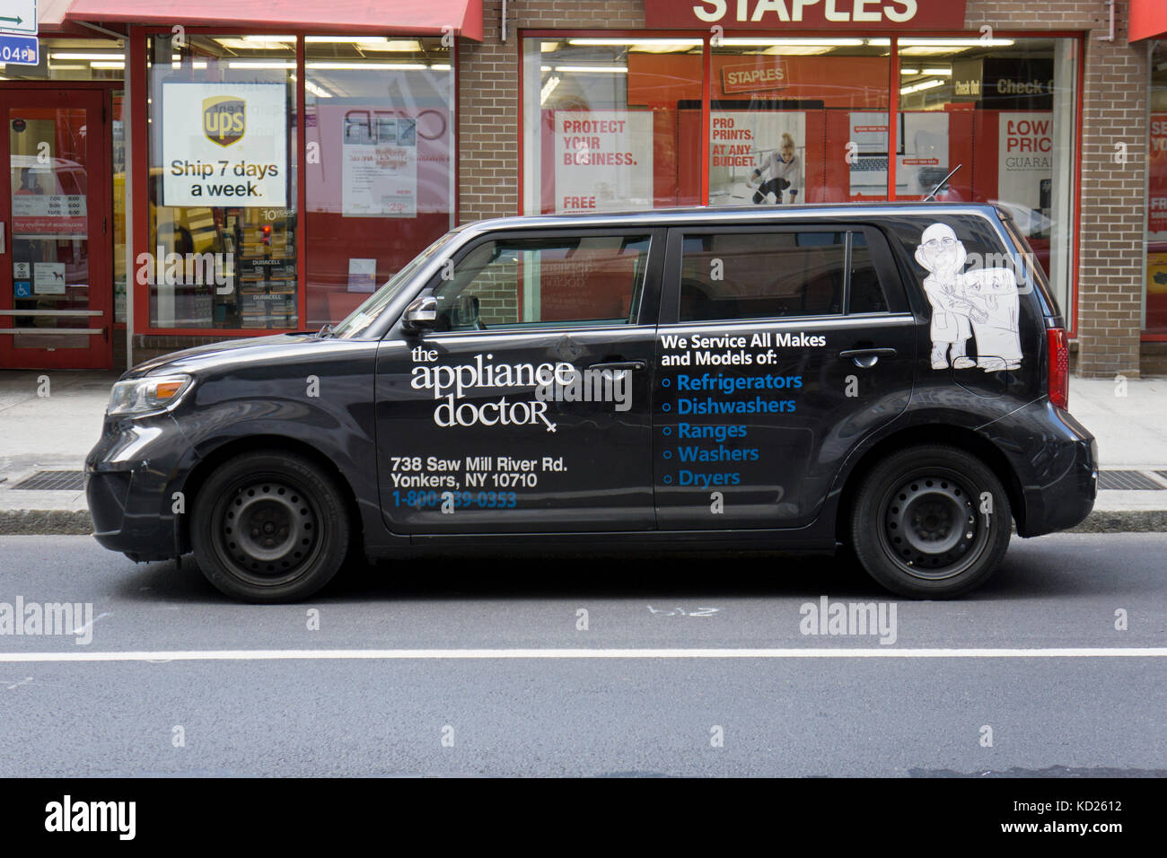 La vettura in prossimita' dell'apparecchio medico, un business che rende la casa chiamate per fissare gli elettrodomestici. A Broadway nel Greenwich Village, Manhattan NYC Foto Stock