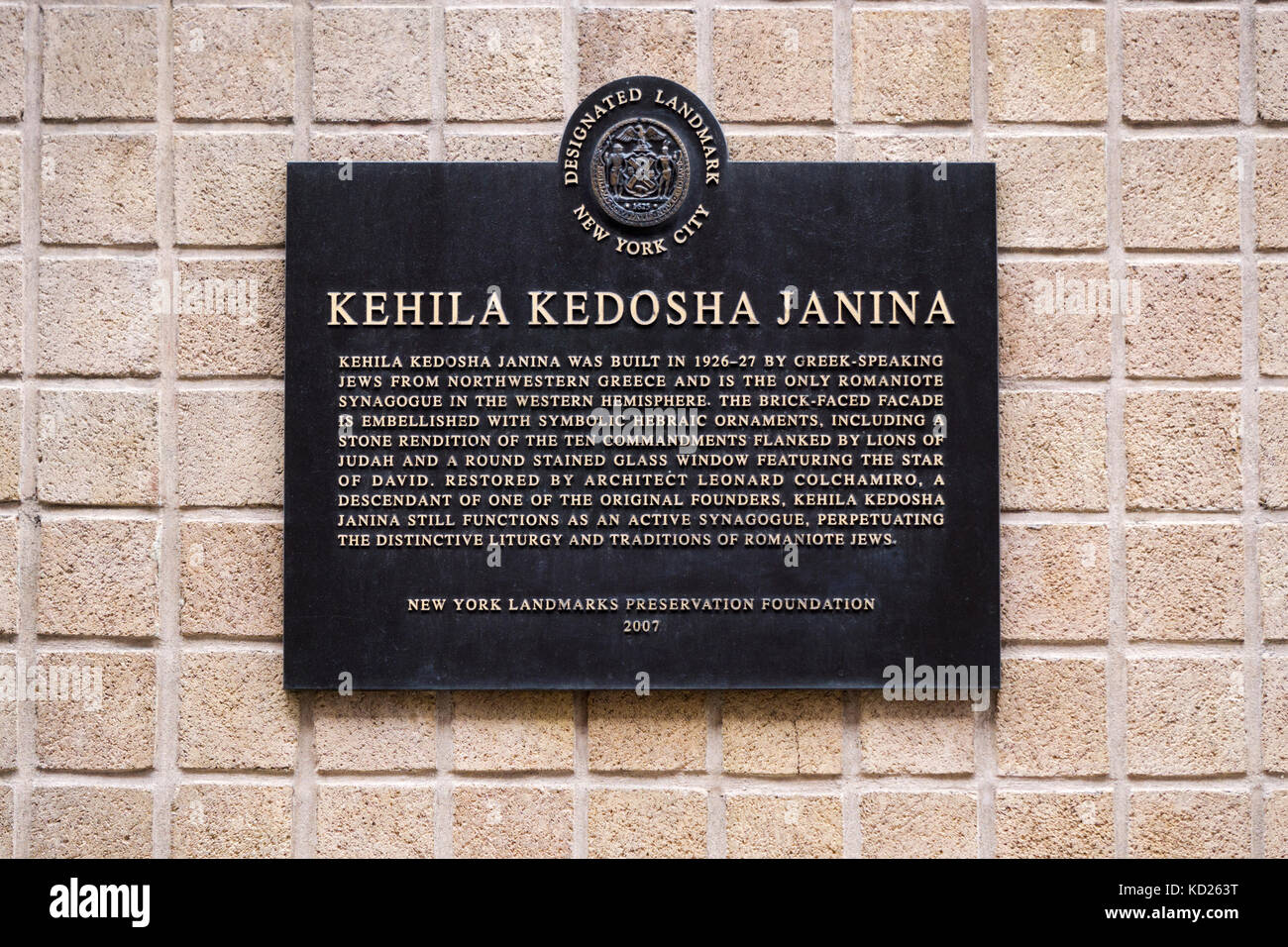 Una placca al di fuori del Kehila Kedosha Anina sinagoga, una sinagoga Romaniote su Broome San che è stato costruito nel 1926 ed è un punto di riferimento di NYC. Foto Stock
