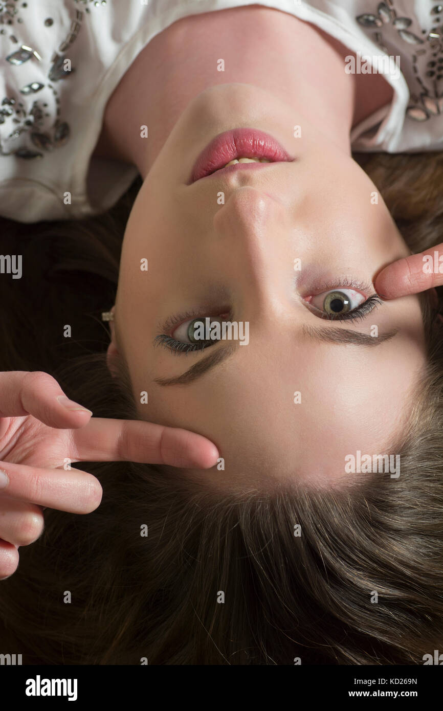 Ritratto di una giovane e bella donna che stabilisce Foto Stock