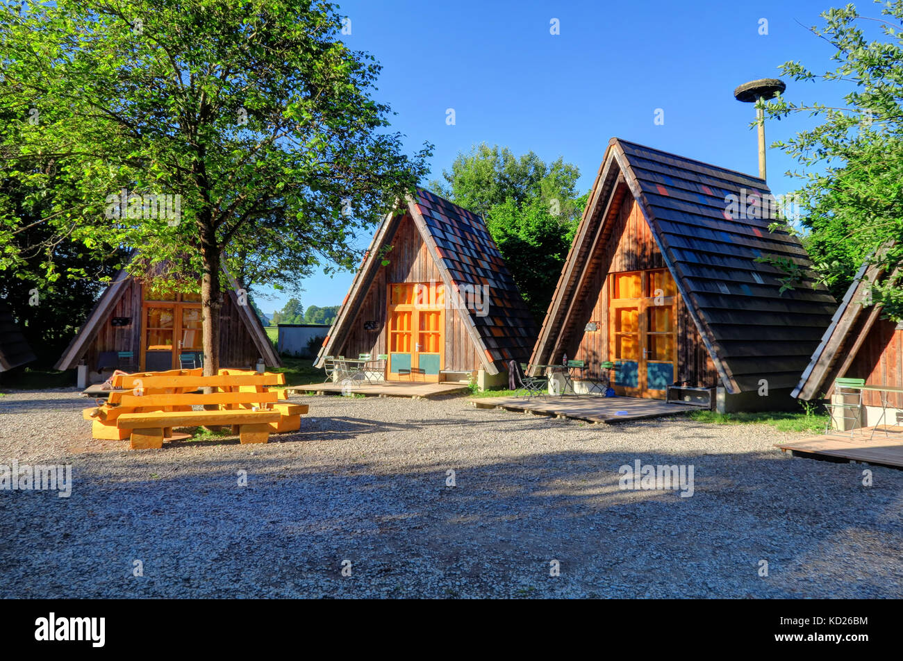 Triangolare casette in legno a un eco-resort in legau, la Baviera (Germania  Foto stock - Alamy