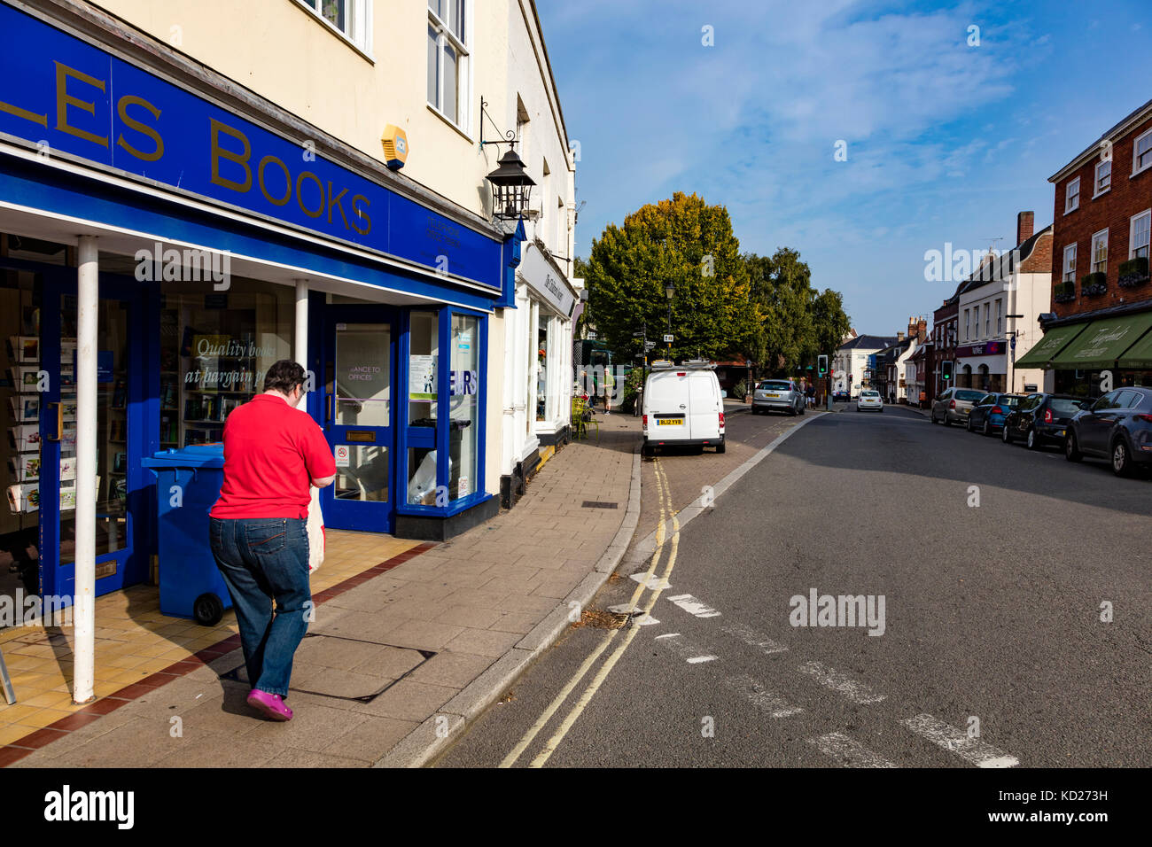 Hungate e smallgate in beccles, con una piccola piazza del mercato e gli acquirenti passando beccles bookshop, una frequentata zona per lo shopping, norfolk, Regno Unito Foto Stock