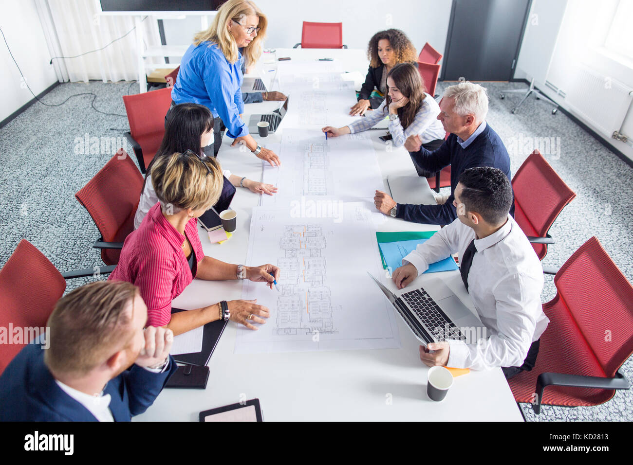 Team di architetti e project manager che lavorano in ufficio Foto Stock