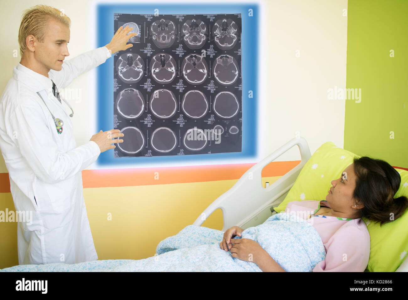 Smart medical technology concetto, medico spiegare i dati circa i malati al paziente con la realtà aumentata che mostrano la pellicola a raggi x del cervello e Foto Stock