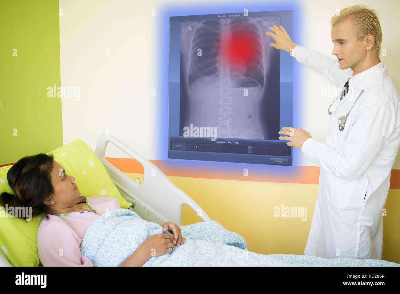 Smart medical technology concetto, medico spiegare i dati circa i malati al paziente con la realtà aumentata che mostrano la pellicola a raggi x del polmone e le Foto Stock