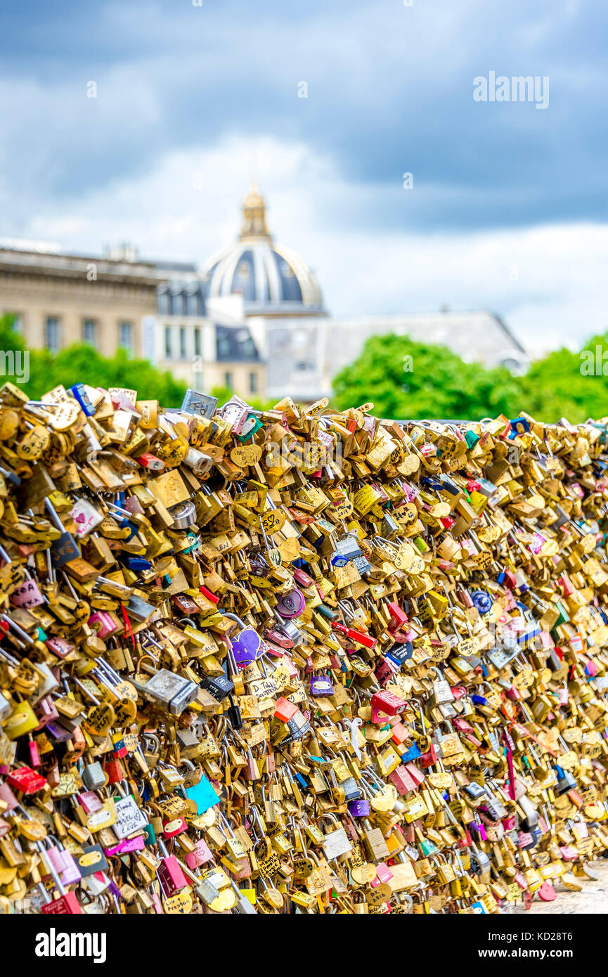 L'amore si blocca su un ponte sull'Île de la Cité di Parigi. Una serratura d'amore è un lucchetto che si blocca a un ponte, recinto, cancello, o monumento. Foto Stock