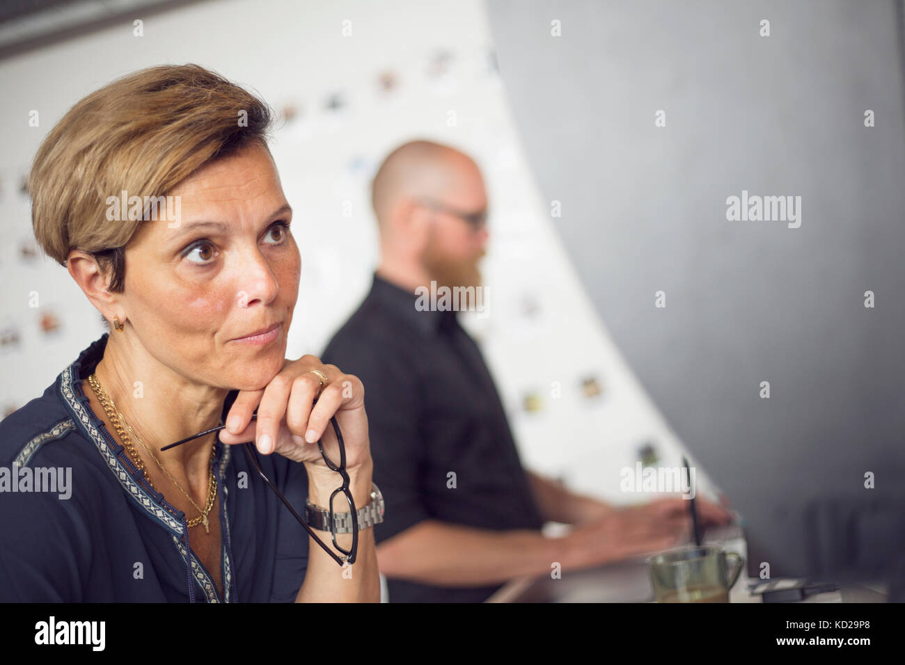 Uomo e donna che lavorano in ufficio Foto Stock