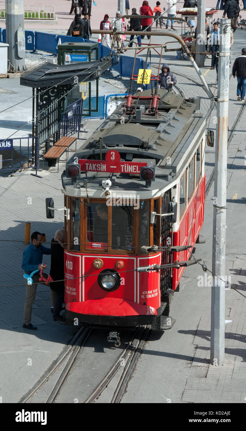 Un edificio restaurato del tram elettrico sul Taksim a servizio del Tunel Istanbul, Turchia Foto Stock