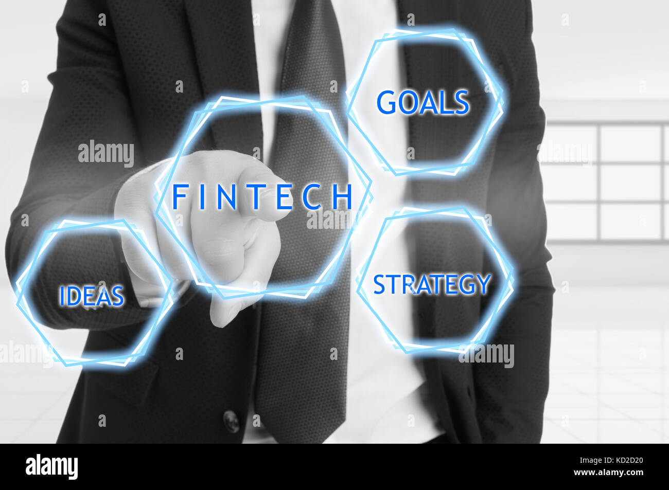 Imprenditore mediante applicazione di fintech collegato con le icone di obiettivi e strategia Foto Stock