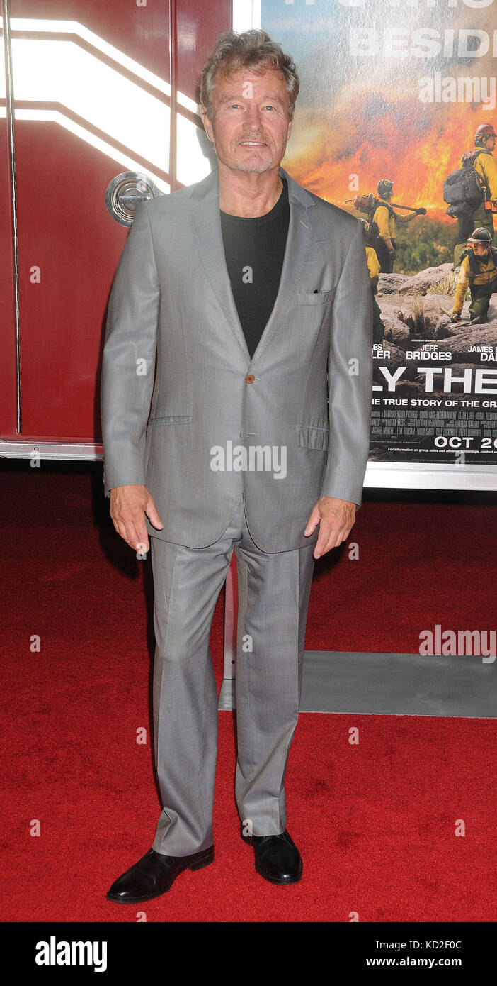 Los Angeles, California, Stati Uniti. 8 ottobre 2017. 8 ottobre 2017 - Los Angeles, California USA - l'attore JOHN SAVAGE alla premiere ''Only the Brave'', tenutasi al Regency Village Theater, Westwood, Los Angeles CA. Crediti: Paul Fenton/ZUMA Wire/Alamy Live News Foto Stock