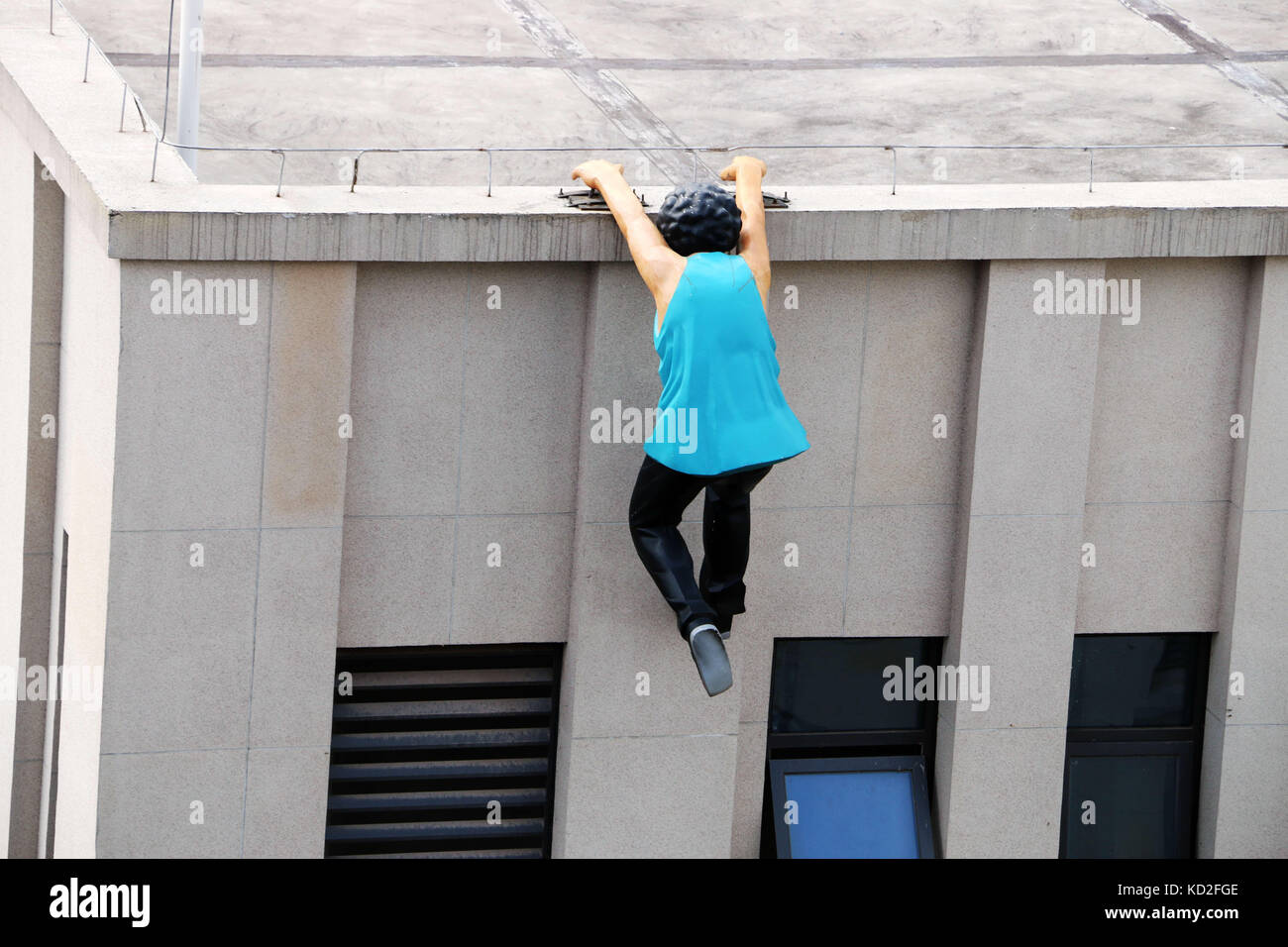 Chongqing, Chongqing, la Cina. 7 ott 2017. CHONGQING CINA-7ottobre 2017: (solo uso editoriale. Cina out).parkour performance può essere visto in un creative Industrial Park nel sud-ovest della Cina di Chongqing, Ottobre 7th, 2017. parkour è un nuovo sport che si sta sviluppando rapidamente in tutto il mondo. Lo scopo del parkour è di saltare, arrampicarsi o eseguire su qualsiasi tutte le scale, o recinto sul vostro percorso facilmente. Di solito è fatto in un ambiente cittadino. Credito: sipa asia/zuma filo/alamy live news Foto Stock