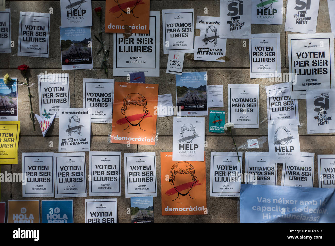 Parete della Università di Barcellona piena di manifesti di indipendenza. Credito: alamy / carles desfilis Foto Stock