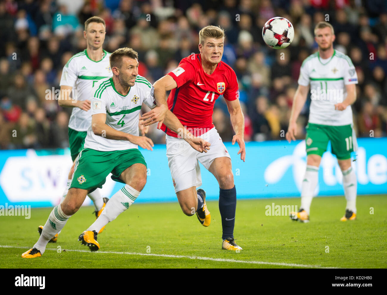 Oslo, Norvegia. 8 ottobre 2017. Norvegia, Oslo - 8 ottobre 2017. Alexander Sørloth (21) di Norvegia e Gareth McAuley (4) di Irlanda del Nord visto durante il qualificatore della Coppa del mondo tra Norvegia e Irlanda del Nord allo stadio Ullevaal di Oslo. Credit: Gonzales Photo/Alamy Live News Foto Stock