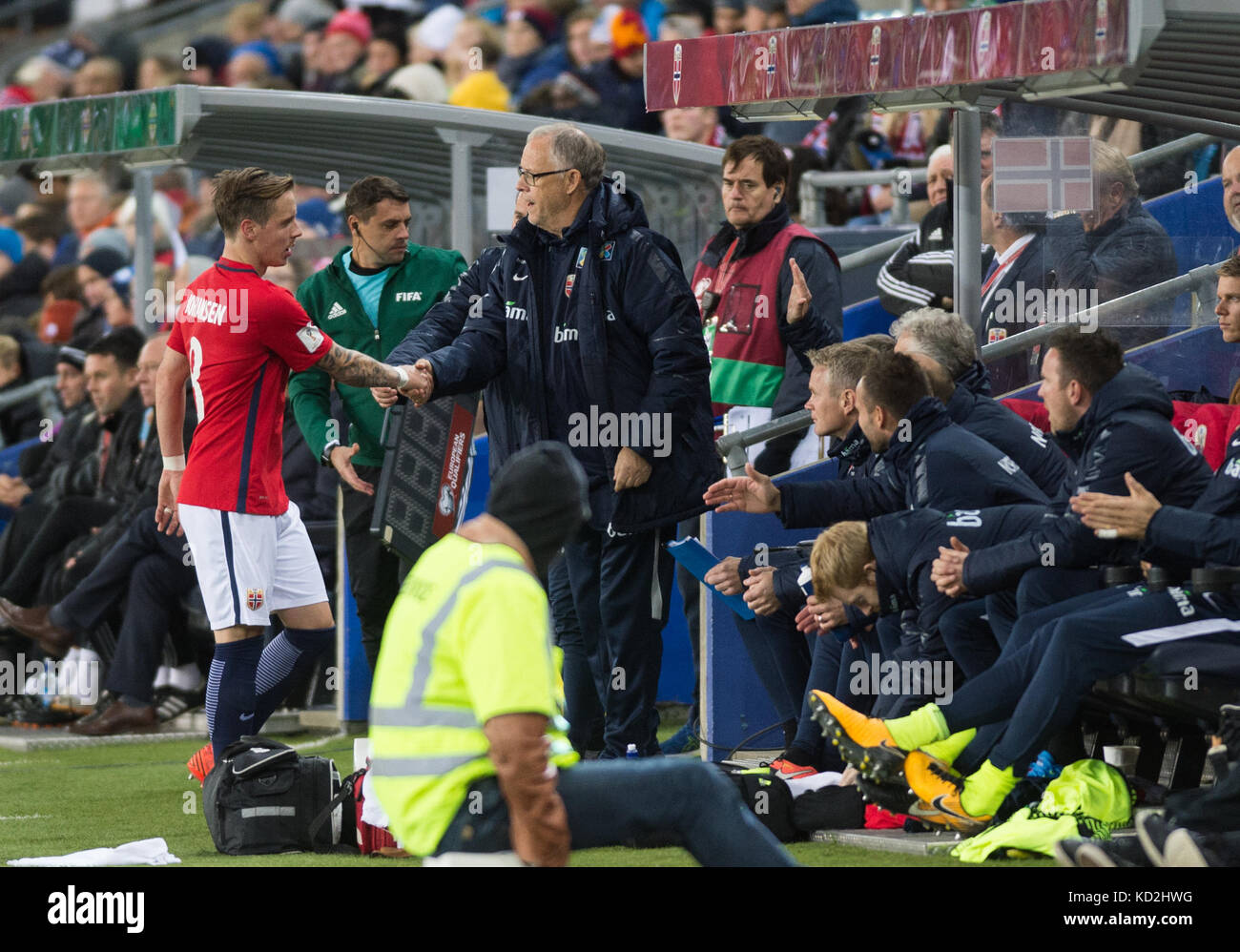 Oslo, Norvegia. 8 ottobre 2017. Norvegia, Oslo - 8 ottobre 2017. Il team manager svedese Lars Lagerbäck di Norvegia ringrazia Stefan Johansen che è sostituito durante il qualificatore della Coppa del mondo tra Norvegia e Irlanda del Nord allo stadio Ullevaal di Oslo. Credit: Gonzales Photo/Alamy Live News Foto Stock