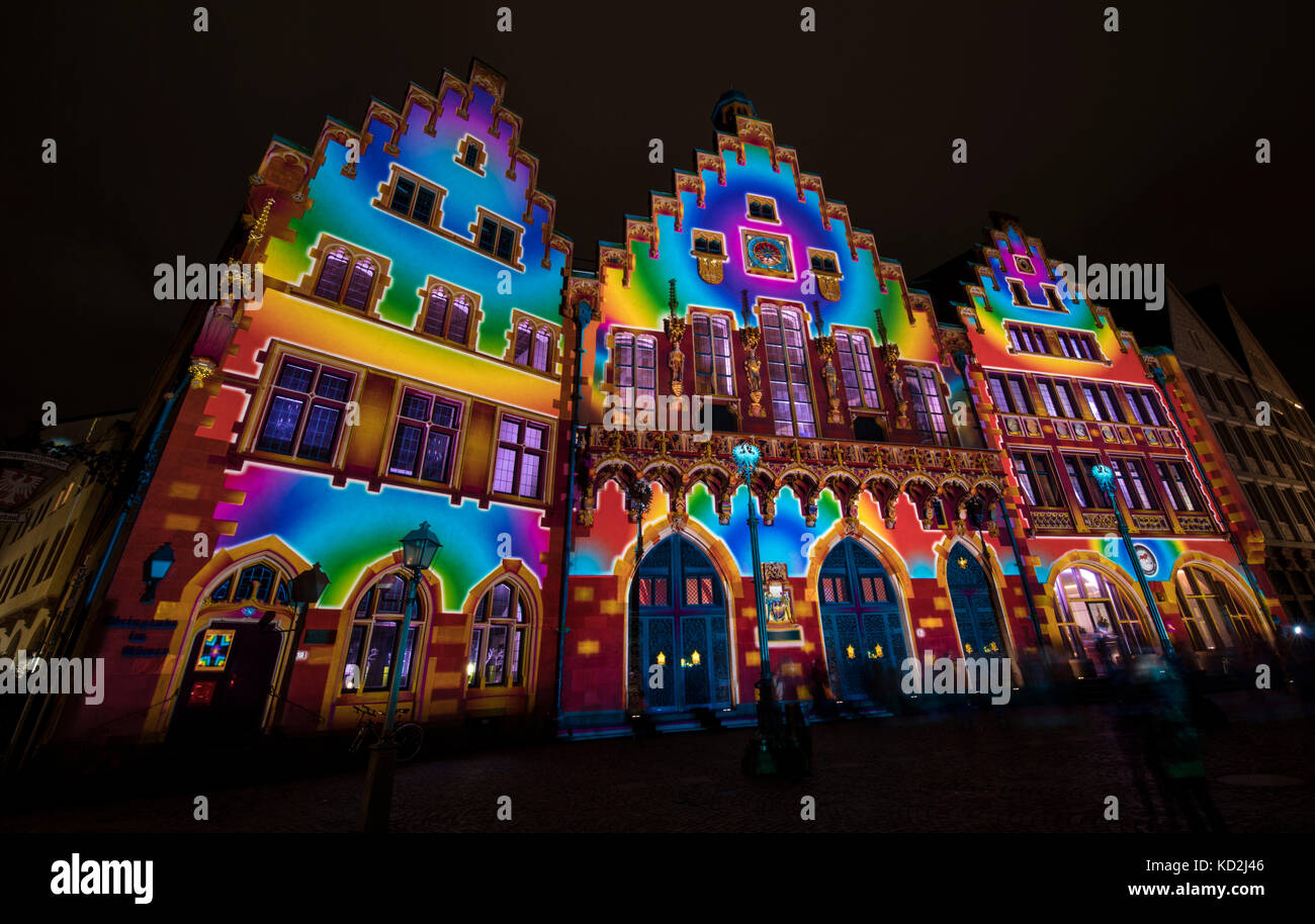 Francoforte sul meno, Germania. 9 ottobre 2017. Il Roemerberg è illuminato a colori a Francoforte sul meno, Germania, 9 ottobre 2017. L'illuminazione è un regalo della città partner di Francoforte, Lione, per la Fiera del Libro di Francoforte. Credito: Boris Roessler/dpa/Alamy Live News Foto Stock