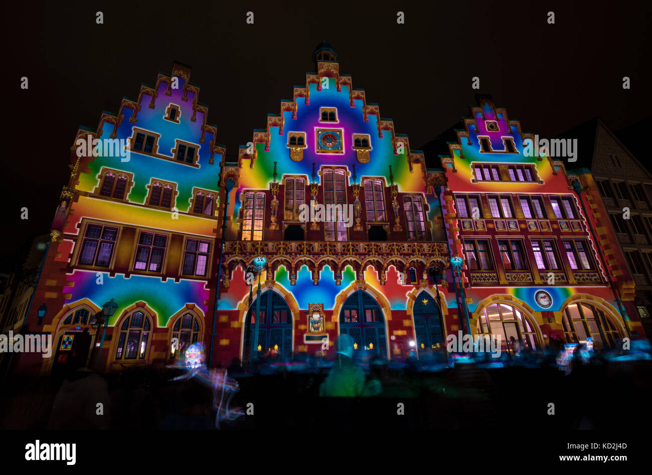 Francoforte sul meno, Germania. 9 ottobre 2017. Il Roemerberg è illuminato a colori a Francoforte sul meno, Germania, 9 ottobre 2017. L'illuminazione è un regalo della città partner di Francoforte, Lione, per la Fiera del Libro di Francoforte. Credito: Boris Roessler/dpa/Alamy Live News Foto Stock