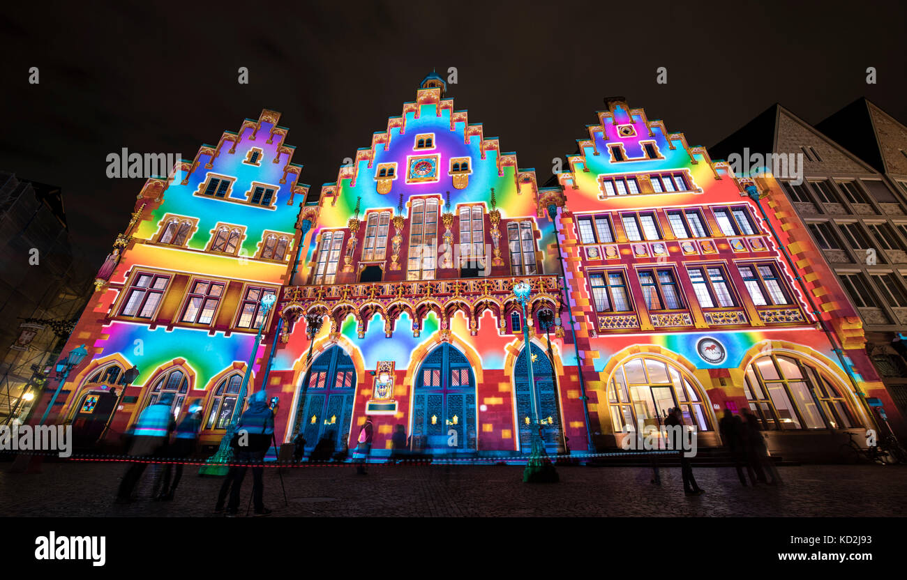 Francoforte sul meno, Germania. 9 ottobre 2017. Il Roemerberg è illuminato a colori a Francoforte sul meno, Germania, 9 ottobre 2017. L'illuminazione è un regalo della città partner di Francoforte, Lione, per la Fiera del Libro di Francoforte. Credito: Boris Roessler/dpa/Alamy Live News Foto Stock