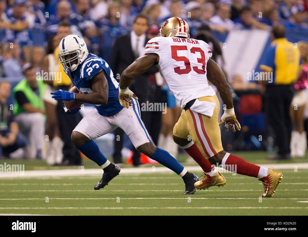 Indianapolis, Indiana, Stati Uniti d'America. 08 ott 2017. Indianapolis Colts running back Frank Gore (23) corre con la palla come San Francisco 49ers linebacker NaVorro Bowman (53) persegue nel corso della NFL di azione di gioco fra la San Francisco 49ers e Indianapolis Colts a Lucas Oil Stadium di Indianapolis, Indiana. Indianapolis sconfitto San Francisco in 26-23 ore di lavoro straordinario. Credito: Cal Sport Media/Alamy Live News Foto Stock