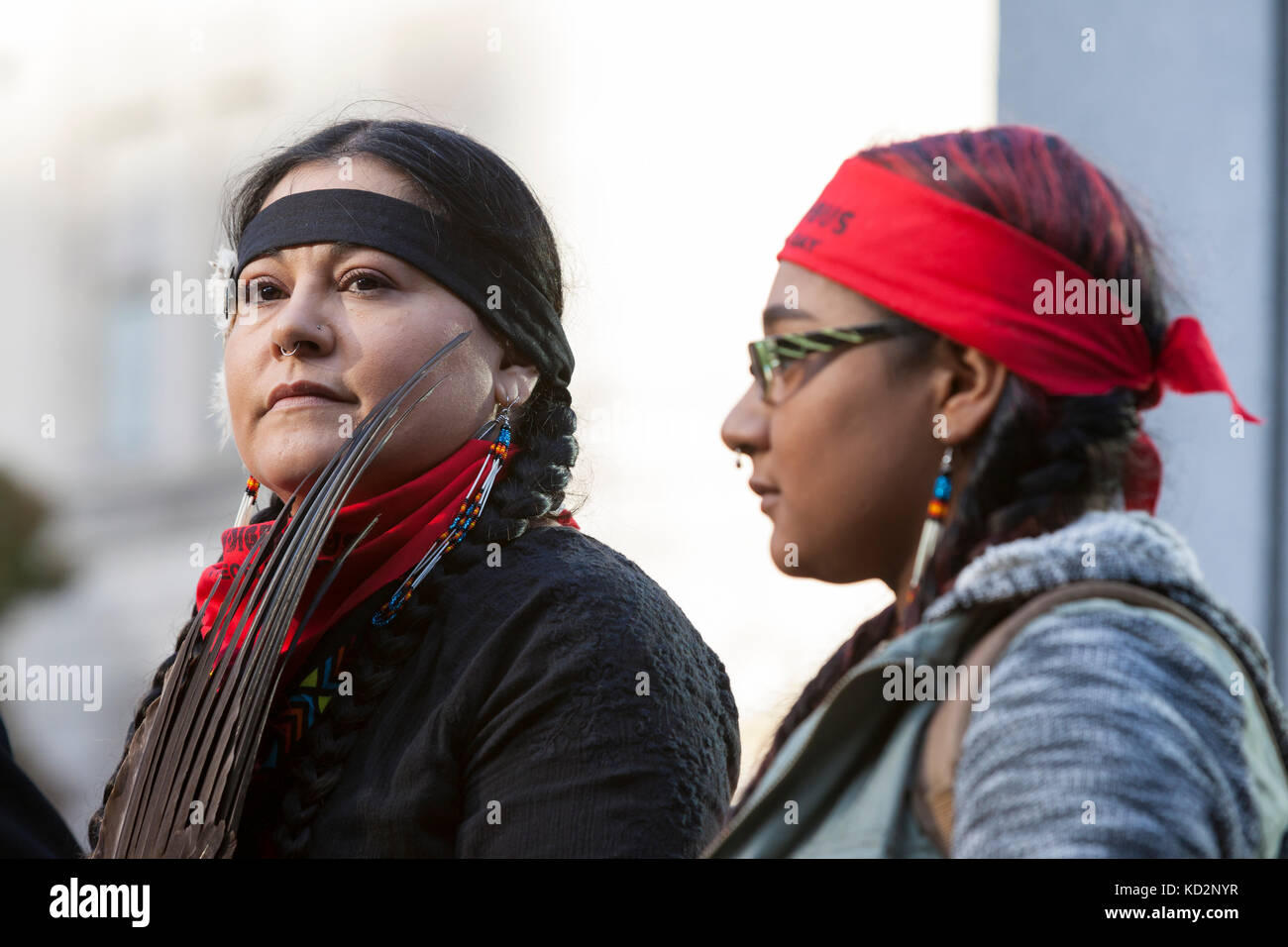 Seattle, Stati Uniti. 09oct, 2017. jennifer fuentes (sinistra) con sua figlia ayanna stand durante le popolazioni indigene' giorno di marzo e celebrazione presso westlake park. Fuentes, con le sorelle indigeni resistenza led, il mese di marzo a Seattle city hall. seattle ha celebrato i popoli indigeni' giorno invece del Columbus day poiché una città unanime voto del consiglio rinominato la vacanza federale in onore di tutti i popoli indigeni nel 2014. Credito: Paolo christian gordon/alamy live news Foto Stock