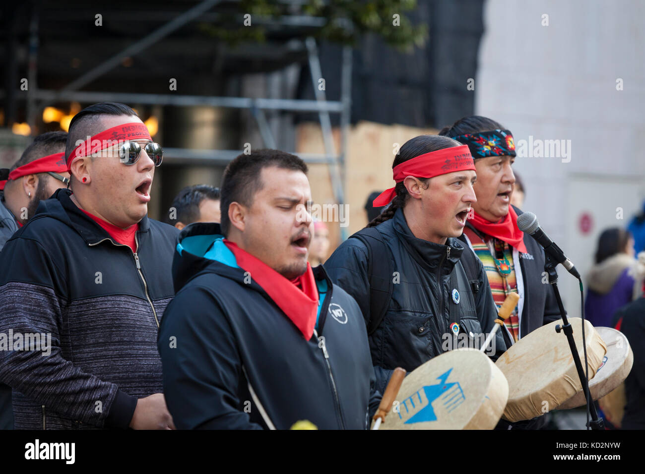 Seattle, Stati Uniti. 09oct, 2017. I membri della tribù tamburo presso i popoli indigeni" giorno di marzo e celebrazione presso westlake park. seattle ha celebrato i popoli indigeni' giorno invece del Columbus day poiché una città unanime voto del consiglio rinominato la vacanza federale in onore di tutti i popoli indigeni nel 2014. Credito: Paolo christian gordon/alamy live news Foto Stock