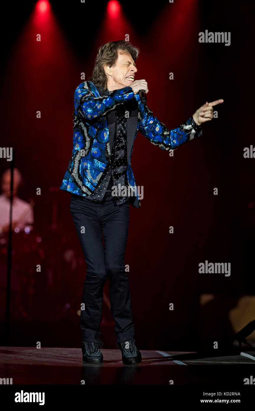 Dusseldorf, Germania. 09oct, 2017. Mick Jagger dei Rolling Stones si esibisce dal vivo sul palco durante il 'nessun filtro' Europe Tour a Esprit Arena il 9 ottobre 2017 a Dusseldorf, Germania. Credito: Geisler-Fotopress/Alamy Live News Foto Stock