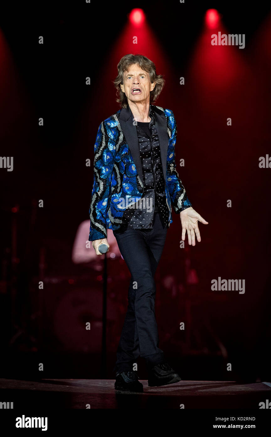 Dusseldorf, Germania. 09oct, 2017. Mick Jagger dei Rolling Stones si esibisce dal vivo sul palco durante il 'nessun filtro' Europe Tour a Esprit Arena il 9 ottobre 2017 a Dusseldorf, Germania. Credito: Geisler-Fotopress/Alamy Live News Foto Stock