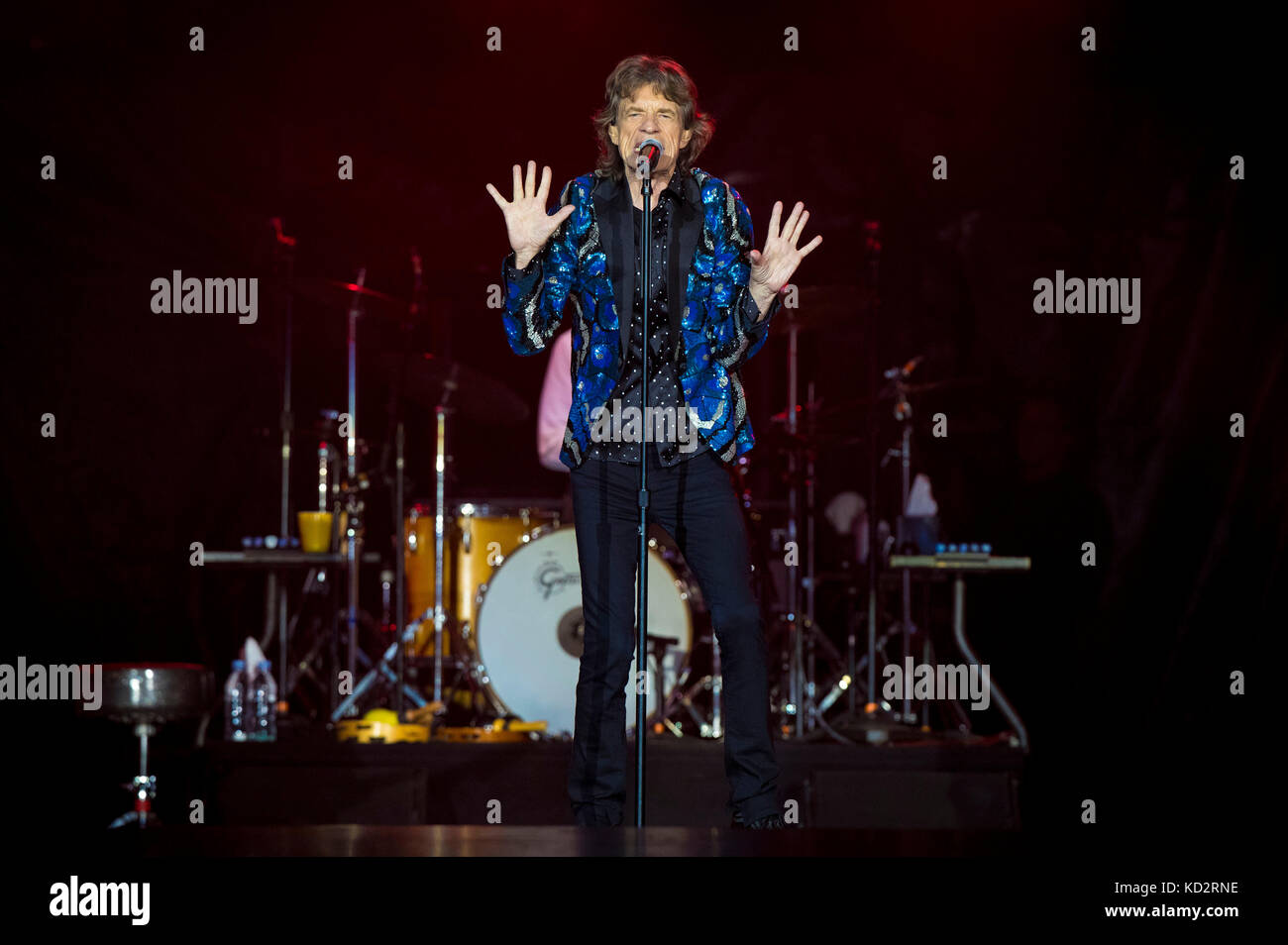 Dusseldorf, Germania. 09oct, 2017. Mick Jagger dei Rolling Stones si esibisce dal vivo sul palco durante il 'nessun filtro' Europe Tour a Esprit Arena il 9 ottobre 2017 a Dusseldorf, Germania. Credito: Geisler-Fotopress/Alamy Live News Foto Stock