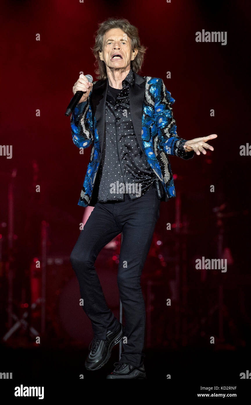 Dusseldorf, Germania. 09oct, 2017. Mick Jagger dei Rolling Stones si esibisce dal vivo sul palco durante il 'nessun filtro' Europe Tour a Esprit Arena il 9 ottobre 2017 a Dusseldorf, Germania. Credito: Geisler-Fotopress/Alamy Live News Foto Stock