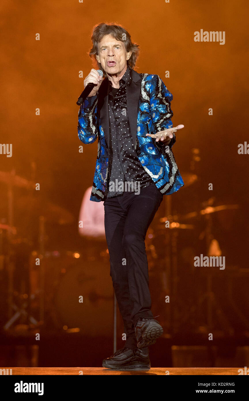 Dusseldorf, Germania. 09oct, 2017. Mick Jagger dei Rolling Stones si esibisce dal vivo sul palco durante il 'nessun filtro' Europe Tour a Esprit Arena il 9 ottobre 2017 a Dusseldorf, Germania. Credito: Geisler-Fotopress/Alamy Live News Foto Stock