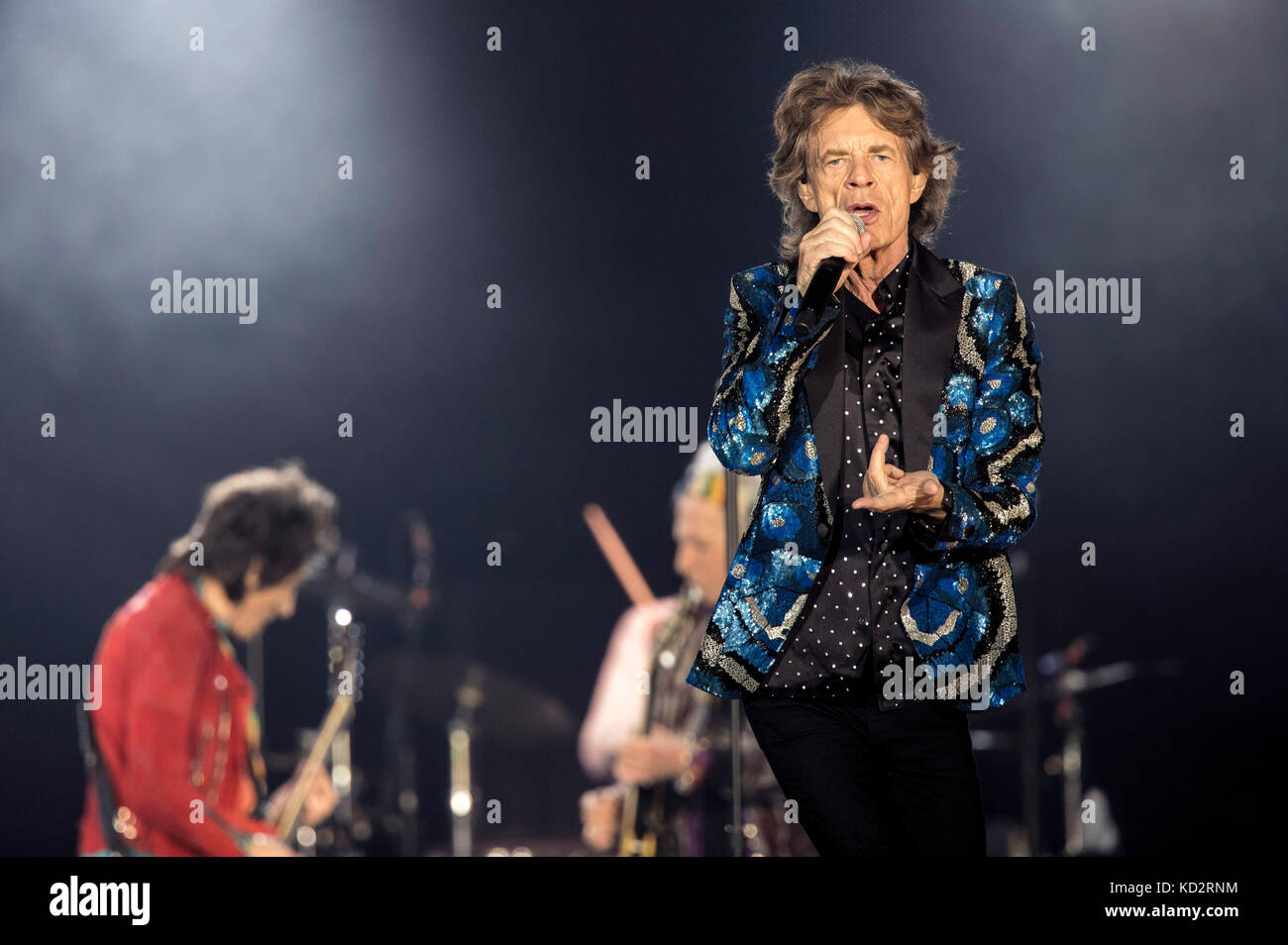 Dusseldorf, Germania. 09oct, 2017. Mick Jagger dei Rolling Stones si esibisce dal vivo sul palco durante il 'nessun filtro' Europe Tour a Esprit Arena il 9 ottobre 2017 a Dusseldorf, Germania. Credito: Geisler-Fotopress/Alamy Live News Foto Stock